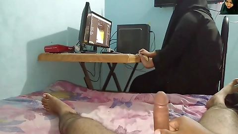 (35 Year Old Aunty Ke Sath Chudai) Indian Aunty Work On Computer, Im Masturbat Beside, When She Looked Then I Fucked Her