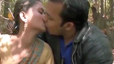 Jungle Me Lakdi Been Rahi Aurat Ko Pakad Ke Chod Diya