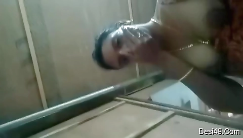 Today Exclusive- Horny Tamil Girl Shows Her Boob And Pussy