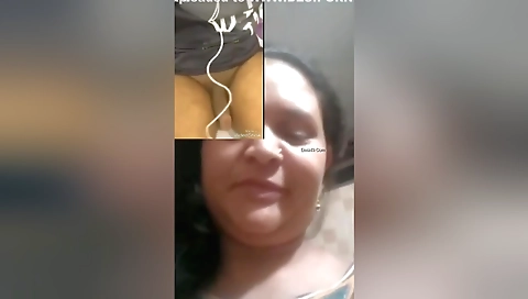 Today Exclusive- Desi Aunty Shows Her Boobs On Vc