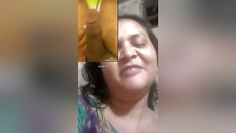 Today Exclusive- Desi Aunty Shows Her Boobs On Vc