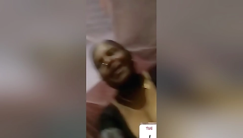 Today Exclusive -desi Aunty Shows Her Boobs To Lover On Video Call 2