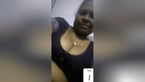 Today Exclusive -desi Aunty Shows Her Boobs To Lover On Video Call 1