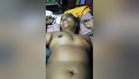 Mature Indian Aunty Getting Her Pussy Fingered
