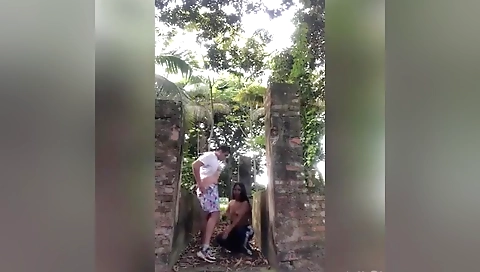 Culiando En Una Finca Abandonada