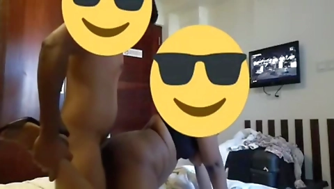 මිනිහා ගෙදර නැති වෙලාවේ ගෑණිගේ ගෙදරට දුවගෙන ඇවිත් ටීවී බලනවා.... Sri Lankan New Leak