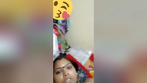 Desi Bhabhi Shows Her Pussy On Video Call