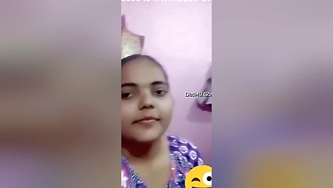 Today Exclusive -cute Desi Girl Shows Her Boobs