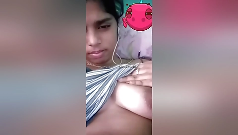Today Exclusive- Cute Lankan Girl Showing Her Boobs