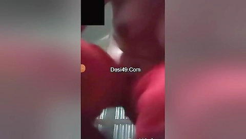 Today Exclusive- Bangla Randi Showinng Her Boobs And Pussy On Video Call