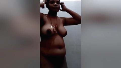 Today Exclusive- Desi Mallu Bhabhi Bathing