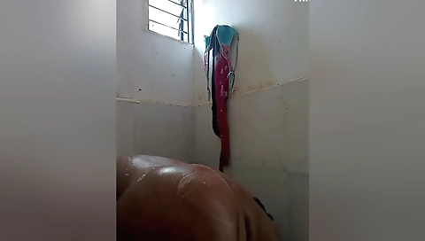 Big Ass Stepmom Showering. Call Pe Nahati Hui Bade Gand Wali Maa