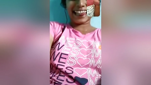 Today Exclusive- Cute Desi Girl Showing Her Boobs