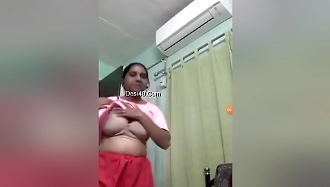 Today Exclusive- Sexy Bhabhi Showing Boobs On Video Call