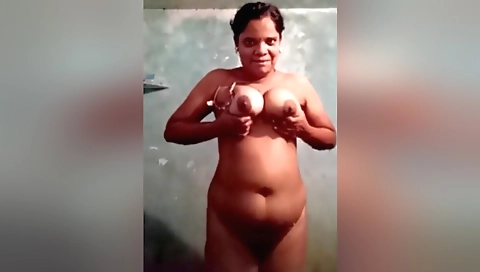 Desi Tamil Wife Bathing