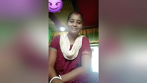 Sexy Boudi Shows Her Boobs