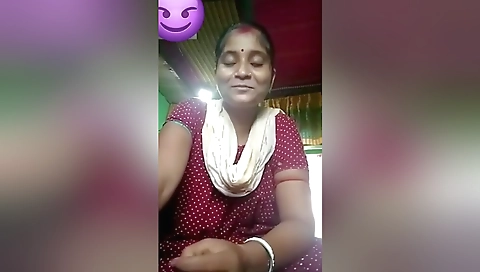 Sexy Boudi Shows Her Boobs