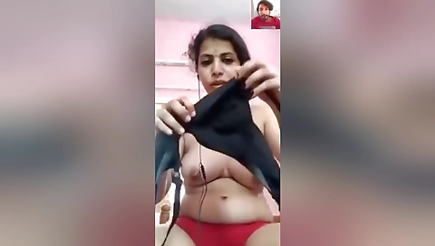 Sexy Mallu Bhabhi Shows Her Boobs 1