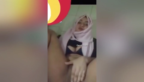 Cute Hijabi Girl Shows Her Pussy On Video Call