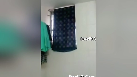 Today Exclusive- Desi Girl Bathing