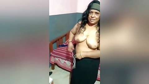 Desi Aunty Shows Her Boobs And Pussy To Lover