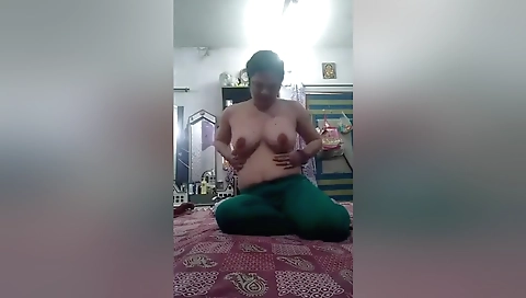 Today Exclusive- Horny Bhabhi Play With Her Big Boobs