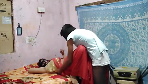 Indian Bhabhi Ke Ghar Par Aaye Electrecian Mistri Ne Bhabhi Ko Apni Baato Me Bahlakar Apni Land Ki Pyaas Bujhai