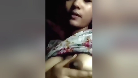 Today Exclusive-desi Girl Shows Her Boobs