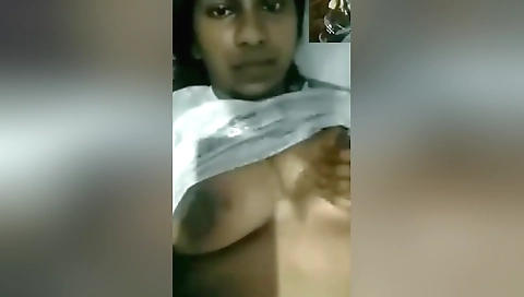 Today Exclusive- Desi Girl Showing Her Boobs
