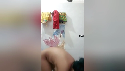 Sexy Desi Girl Bathing