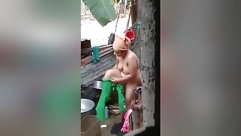 Desi Bhabhi Outdoor Bathing Record In