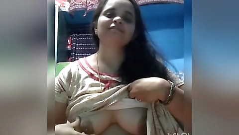 Today Exclusive- Desi Bhabhi Showing Her Big Boos To Lover On Video Call 4