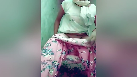Desi Indian Big Ass Bhabhi Pissing