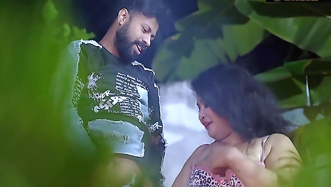 Moti Aur Bade Dudhwali Sauteli Maa Ko Bagiche Me Raat Ko Lejakar Sautele Bete Ne Ghapa Ghap Choda Aur Muh Me Gira Dala