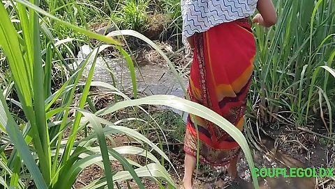 Komal Khuleaam Ganne Ke Khet Mein Apni Chut Dho Rahi Thi