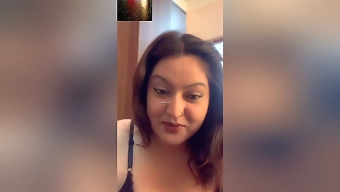 Today Exclusive-sexy Desi Girl Shows Her Boobs On Vc