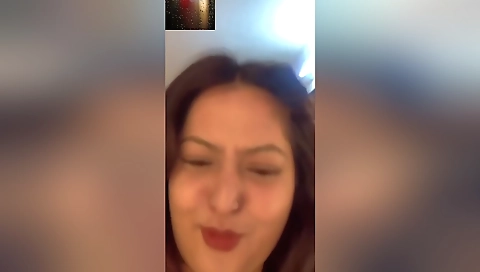 Today Exclusive-sexy Desi Girl Shows Her Boobs On Vc