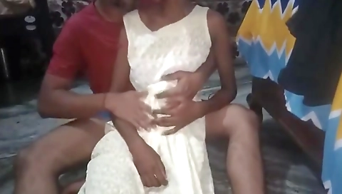 Pados Wale Ladke Ko Bula Ke Raat Me Apni Chut Ki Piyas Bujha Like Bhabhi Ne