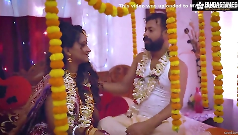 Today Exclusive- Desi Dulhan Ki Pahali Suhagraat Pati Ko Sulakar Apne Boyfriend Ke Sath Kia Chodon Chudai