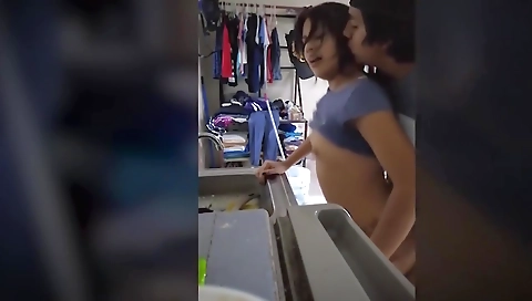 Mientras Va La Vajilla Ella Es Cogida