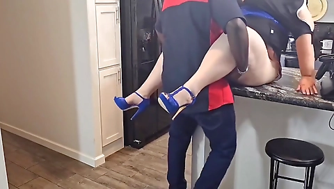 Big Ass Cheating Wife Seduces Mechanic And Gives Him Blowjob As Payment For Repair