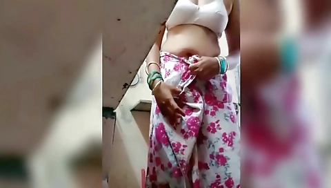Village Bhabhi Nasheele Bathein Saree Dropping Boobs Showing In Kitchen