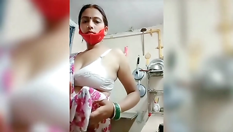 Village Bhabhi Nasheele Bathein Saree Dropping Boobs Showing In Kitchen