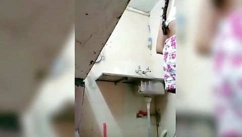 Village Bhabhi Nasheele Bathein Saree Dropping Boobs Showing In Kitchen