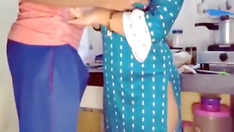 Chachi Ko Kitchen Me Pela