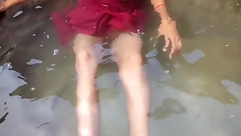 Indian Outdoor Village Opne Water Tenk Bathing Desi Girl Hindi Audio