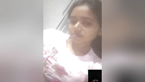 Today Exclusive- Desi Girl Shows Her Boobs