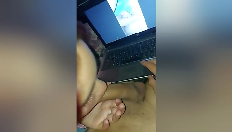 اعطي لصديقي اللسان الرايع اثناء مشاهدة الافلام الاباحية