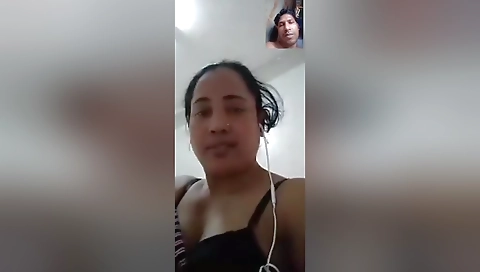 Desi Bhabhi Shows Her Boobs On Vc