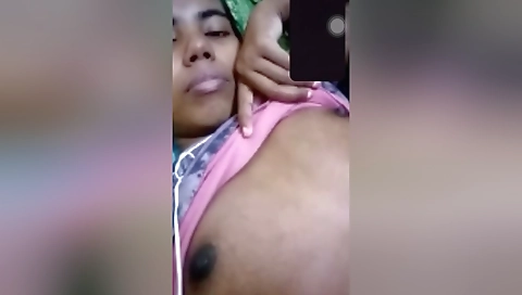 Today Exclusive- Desi Girl Showing Her Boobs On Video Call